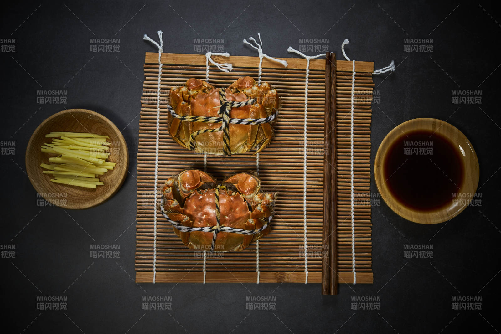 清蒸大闸蟹配姜醋碟图片