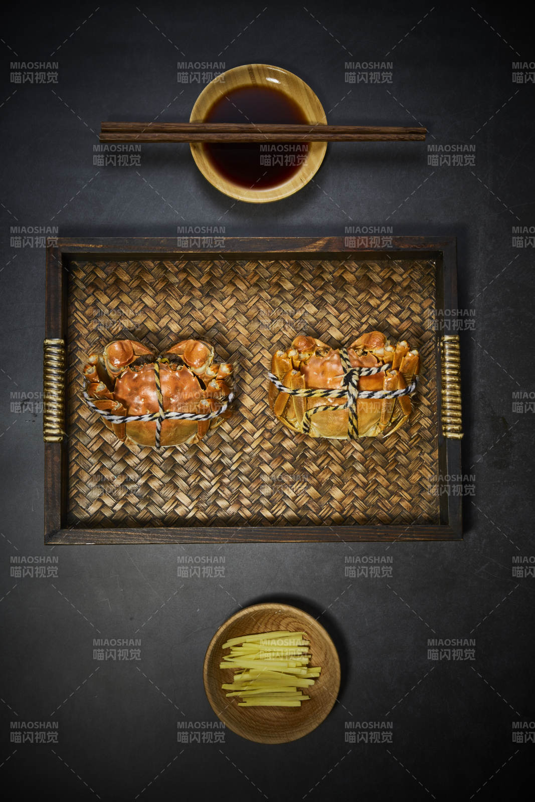 清蒸大闸蟹配姜丝酱油图片