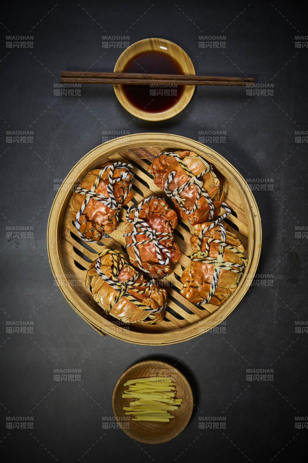 蒸蟹配姜丝酱油图片