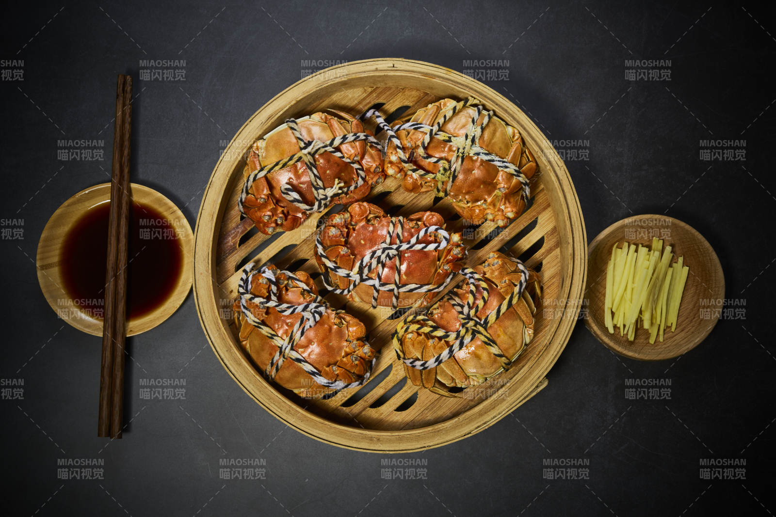 蒸蟹配姜丝酱油图片