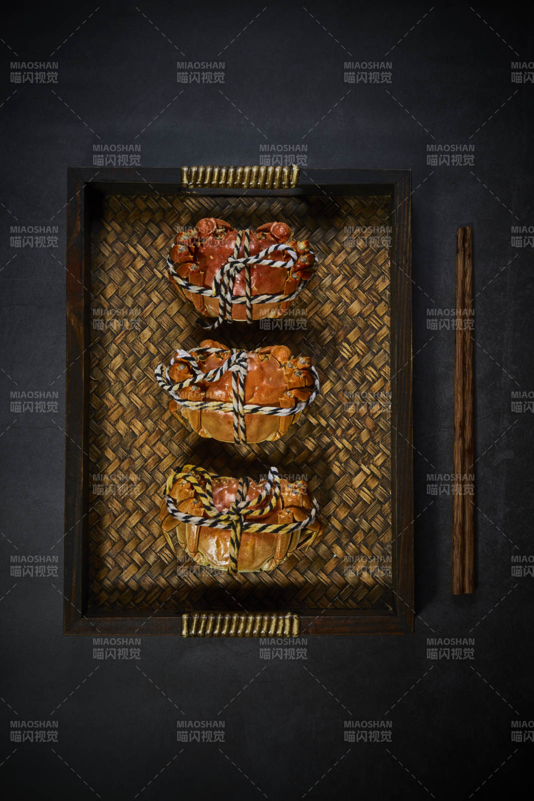 三只大闸蟹 精致摆盘图片