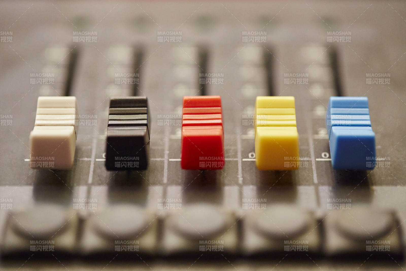 彩色音频混音器推子特写图片