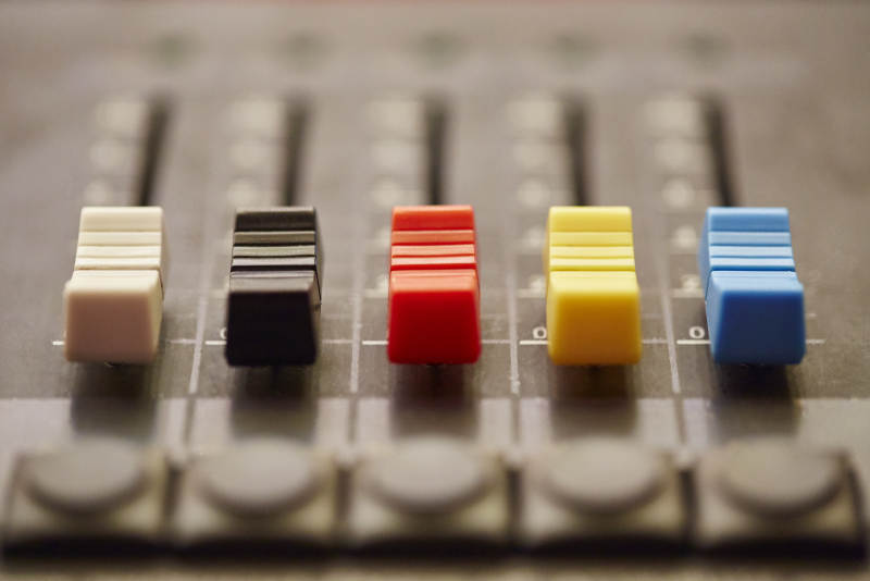 彩色音频混音器推子特写图片
