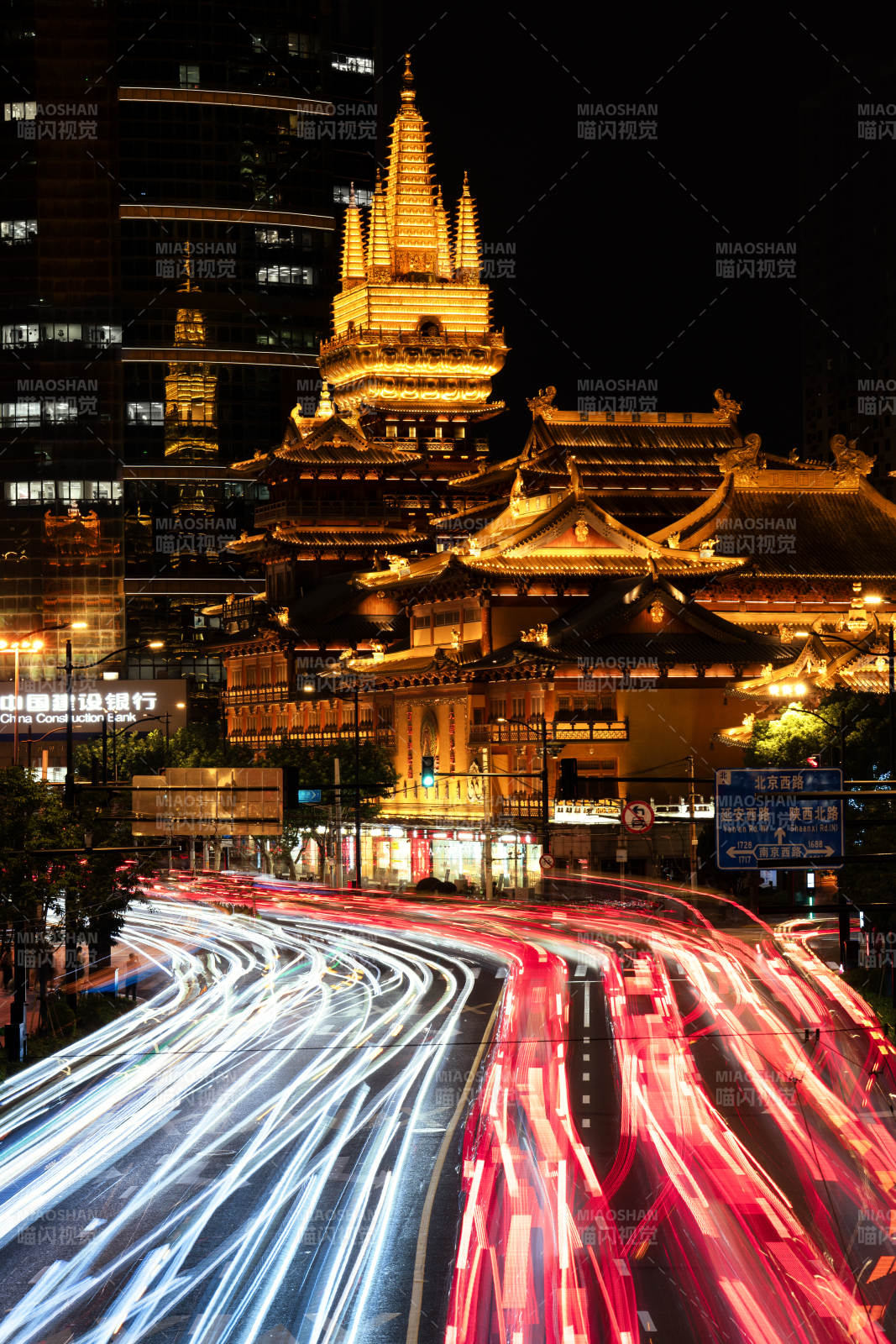 上海夜景中的静安寺与车流图片