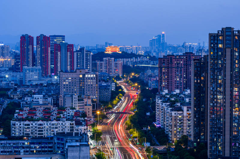 福州城市夜景灯光流线与远处的镇海楼图片