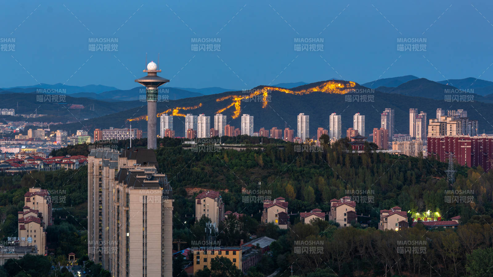 吉林市的城市夜景与山间灯光图片