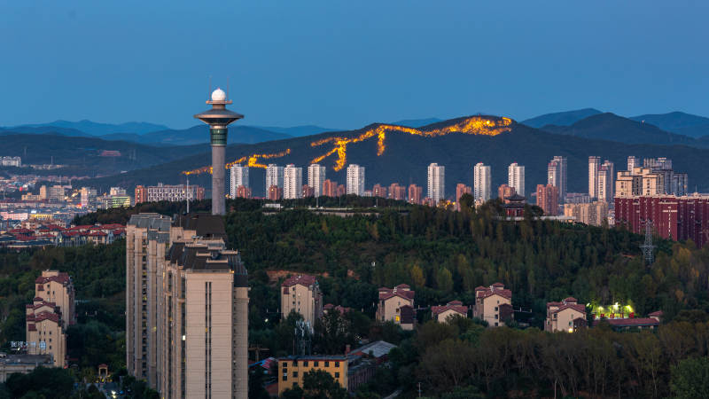 吉林市的城市夜景与山间灯光图片
