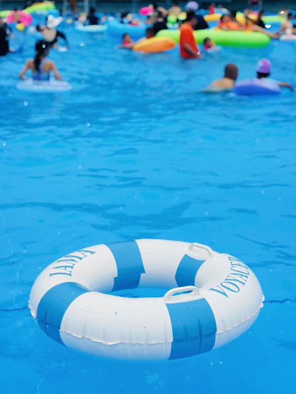 夏日泳池欢乐时光图片