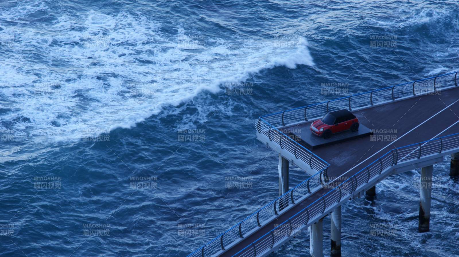 海浪中的桥上红车图片