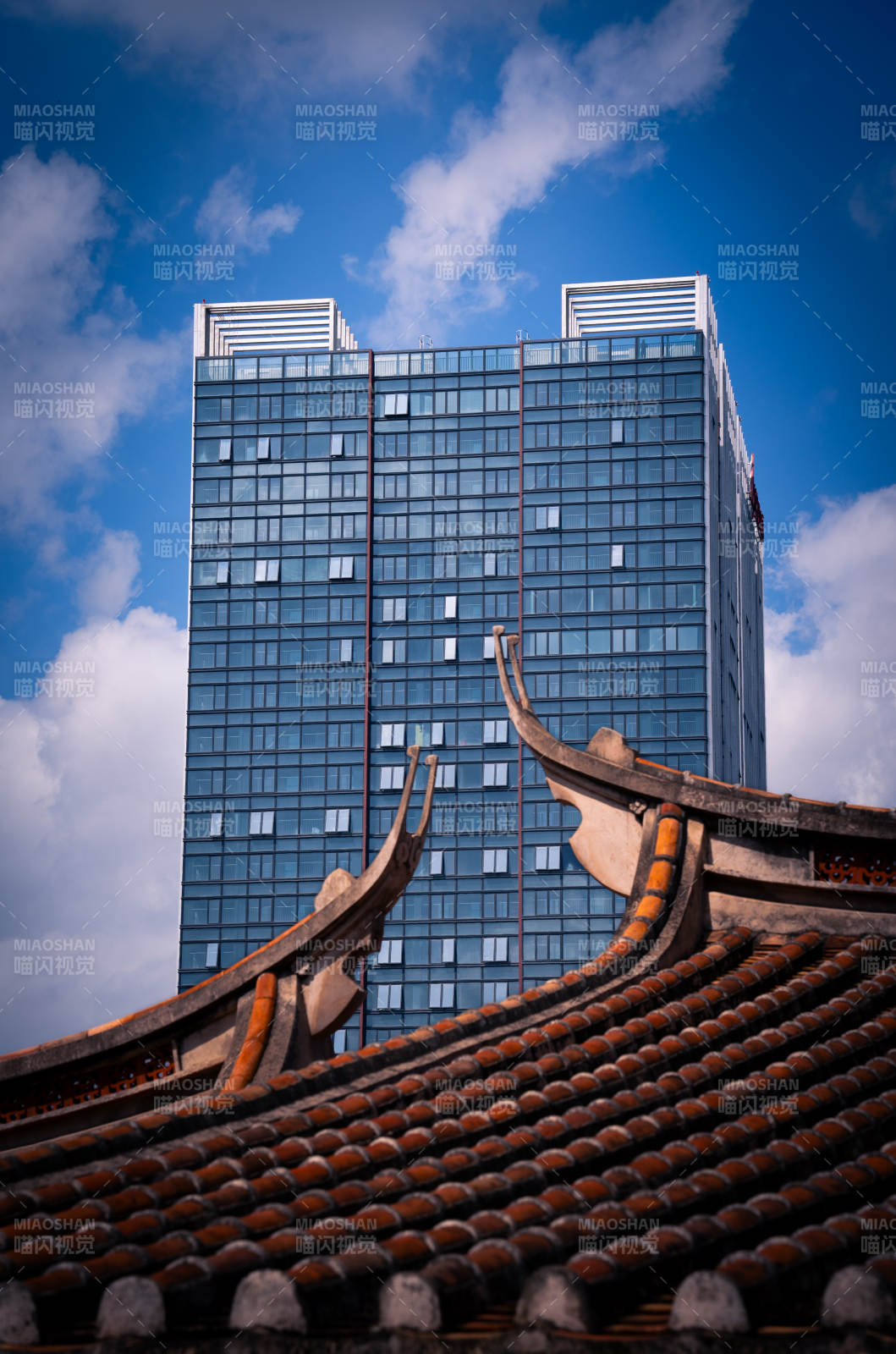 古建筑与现代高楼对比图片