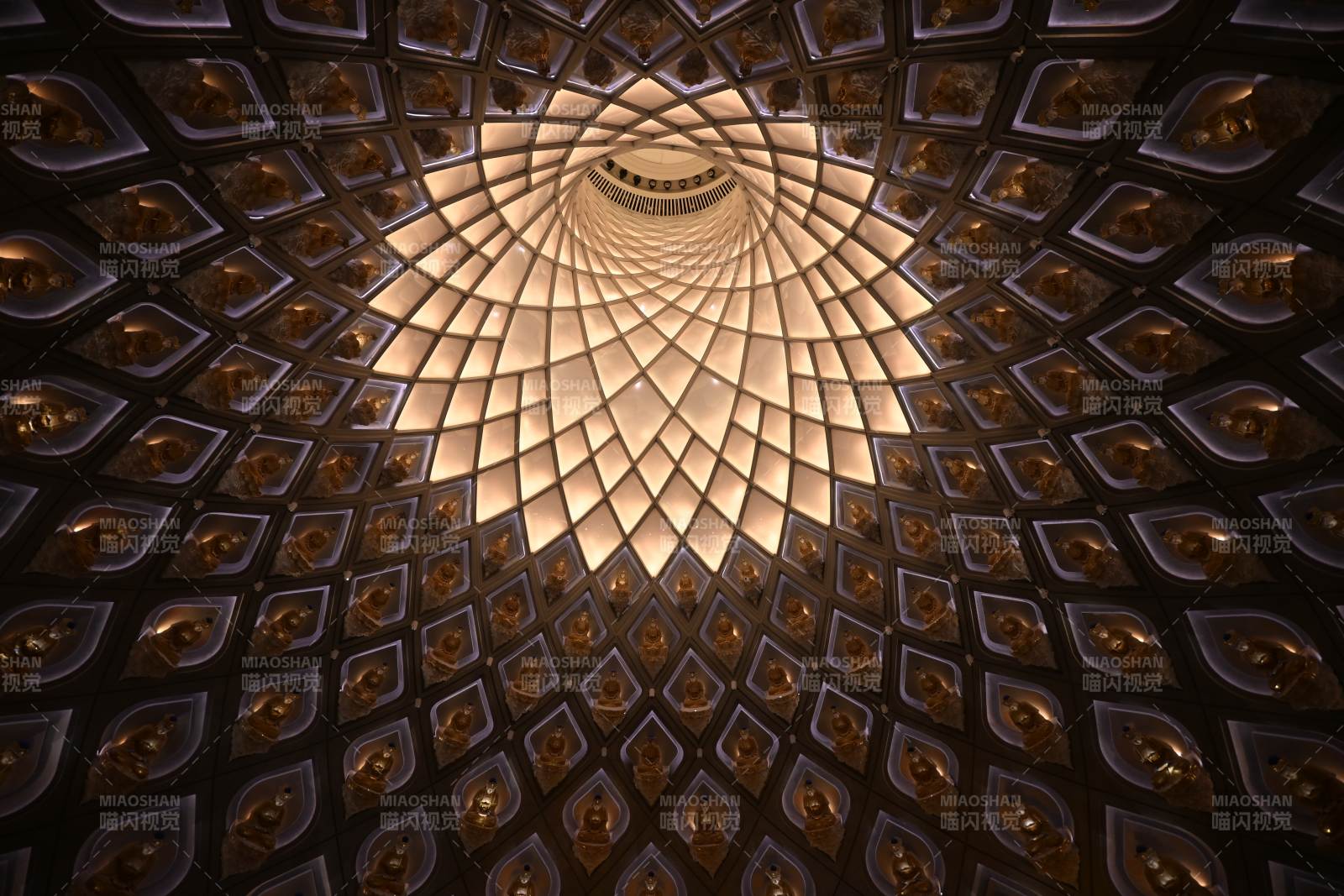 华丽穹顶的光影艺术图片