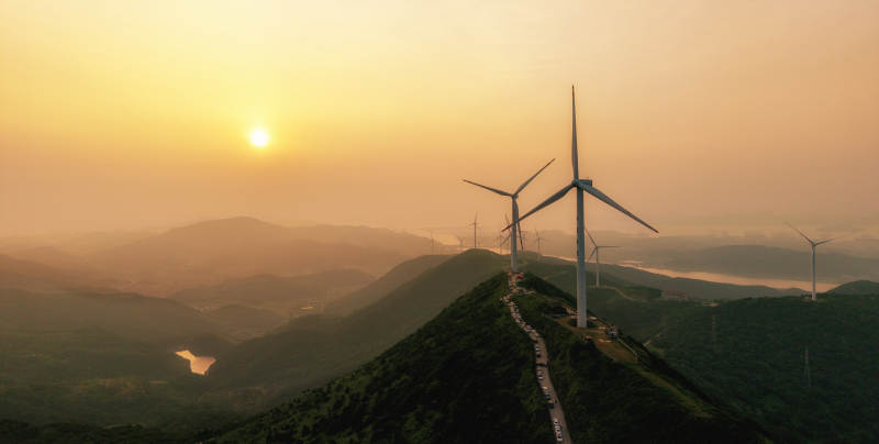 山巅风车迎夕阳图片