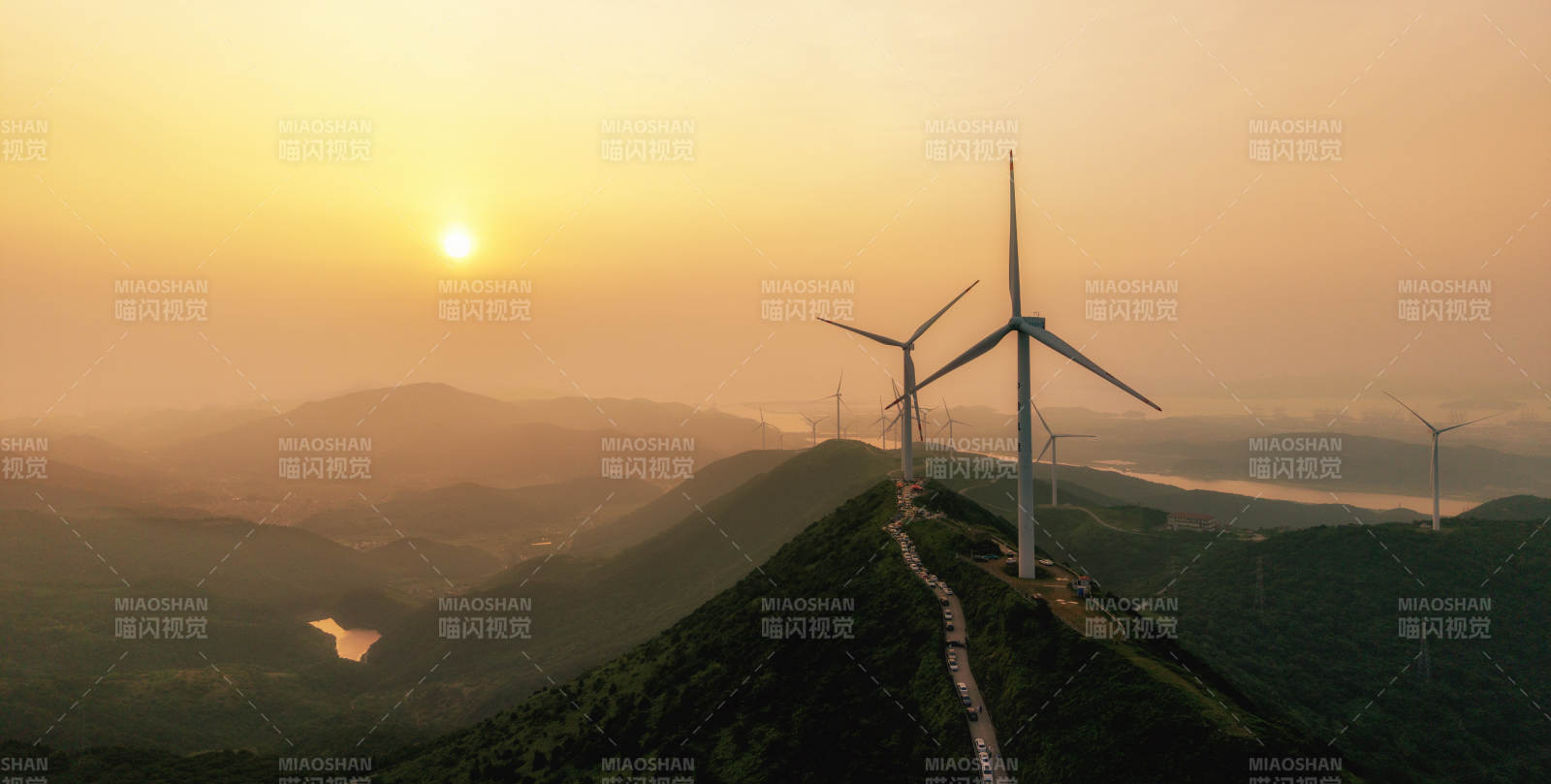 山巅风车迎夕阳图片