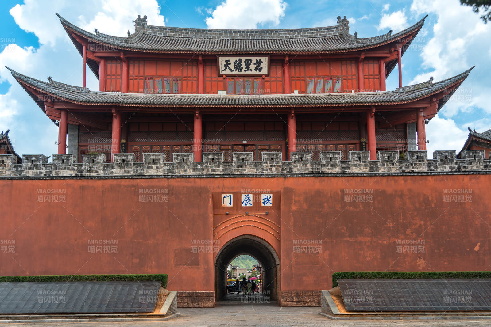 云南大理巍山古城门楼 红墙碧瓦图片