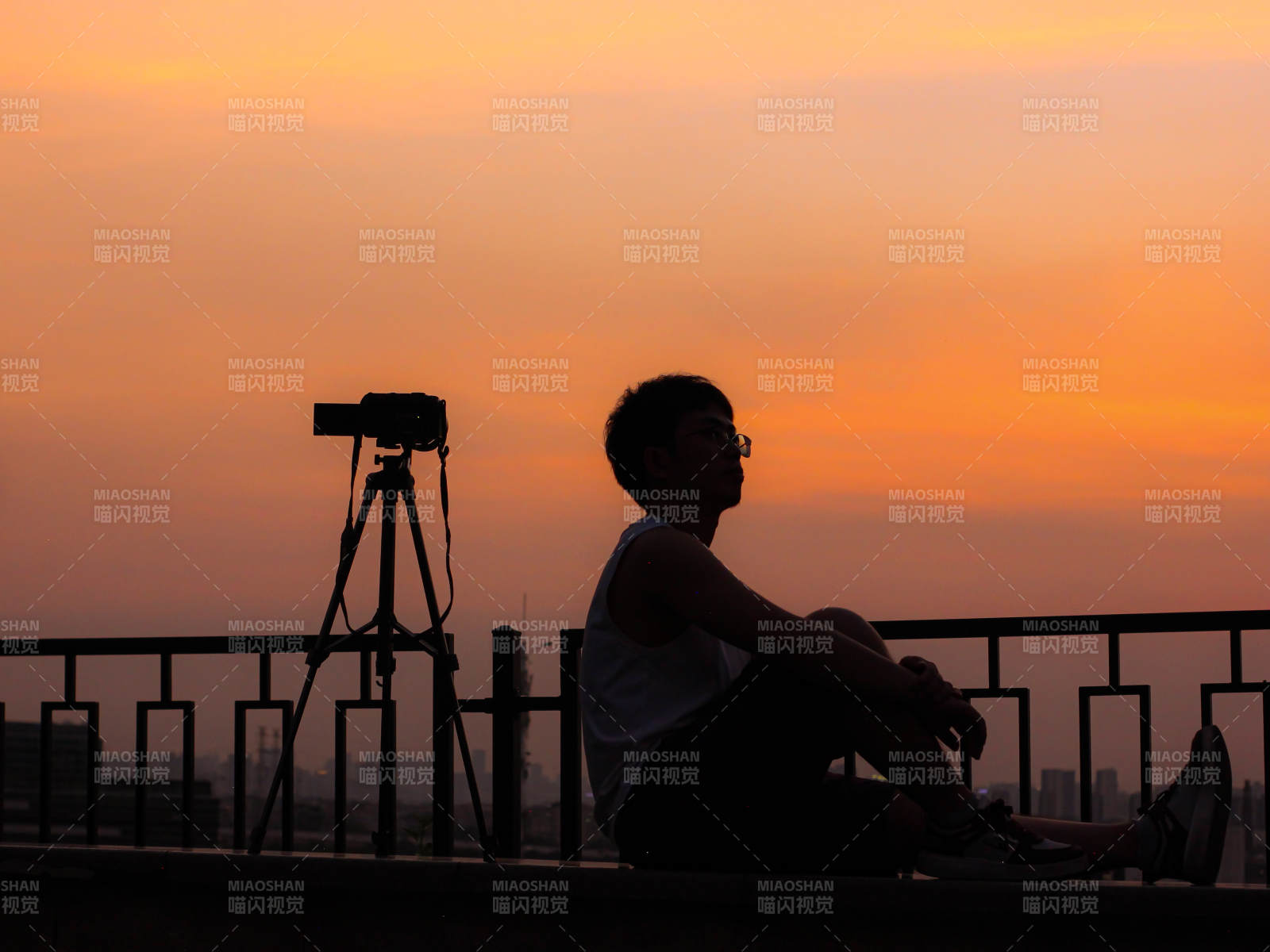 夕阳下的摄影师剪影图片