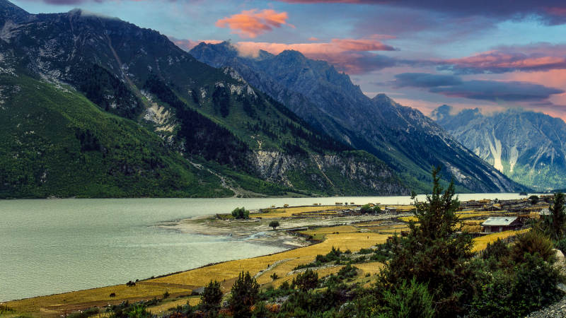 然乌湖畔  暮韵山颜图片