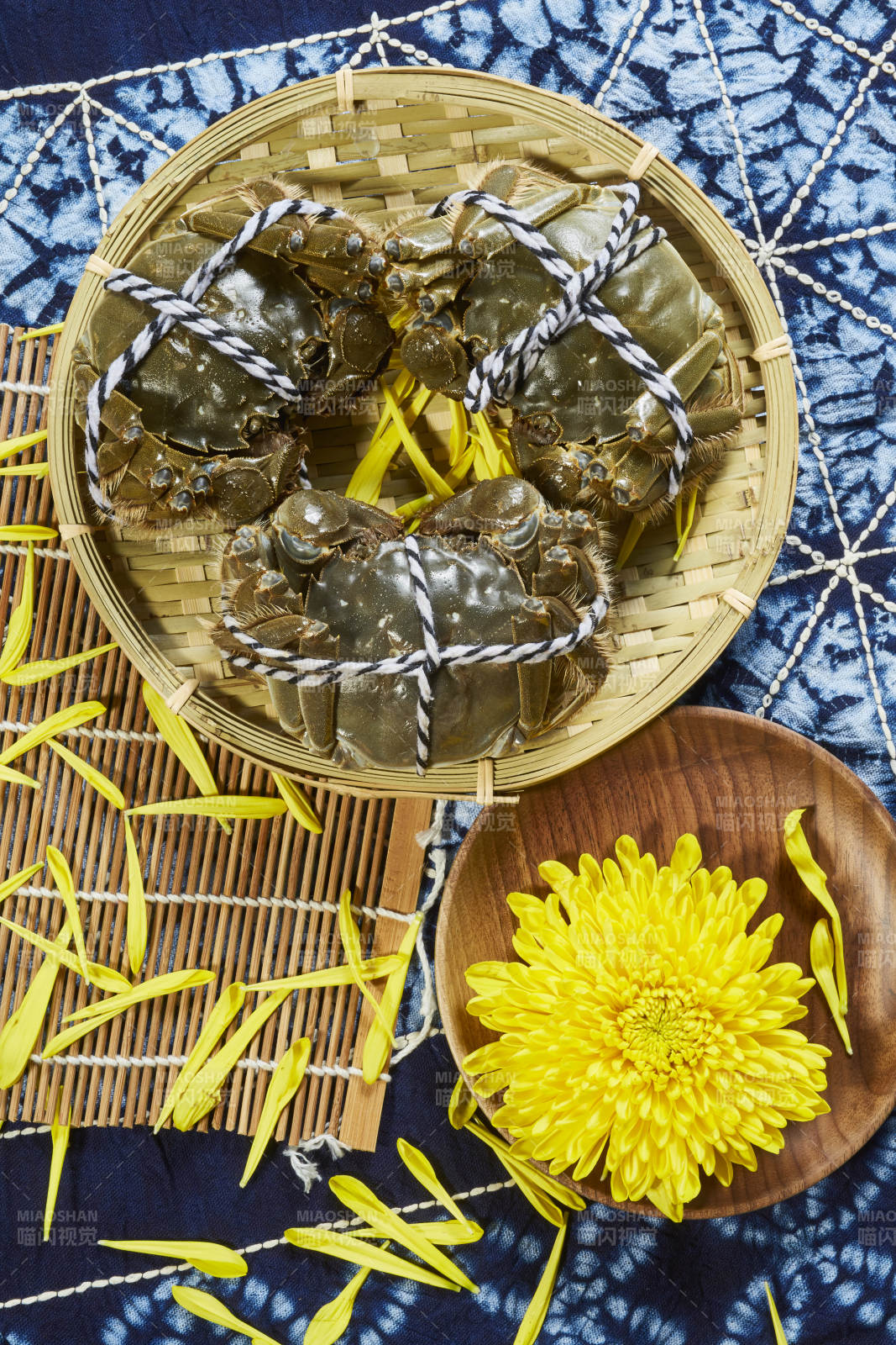 秋日蟹宴 菊花相伴图片