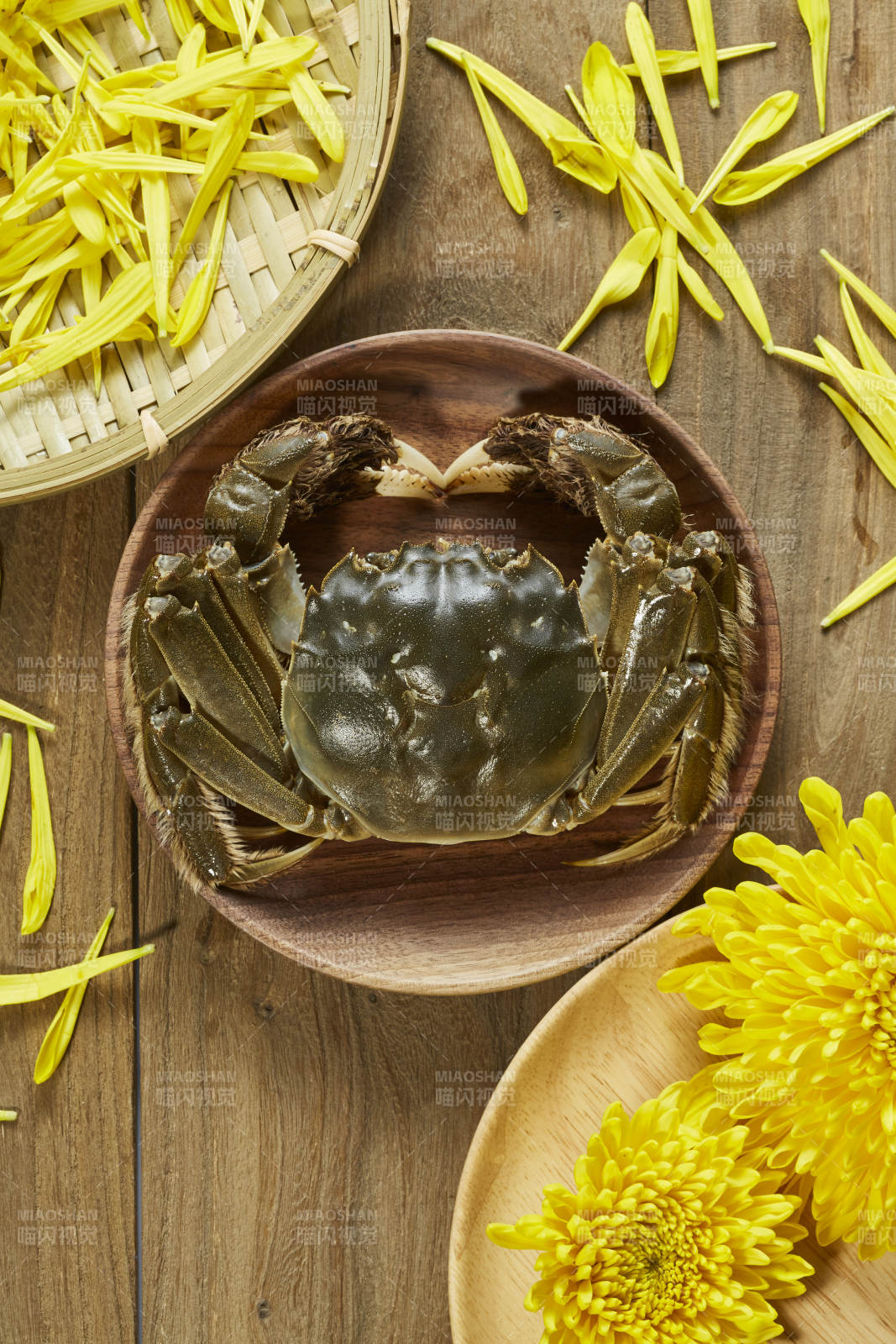 秋日蟹宴 菊花相伴图片