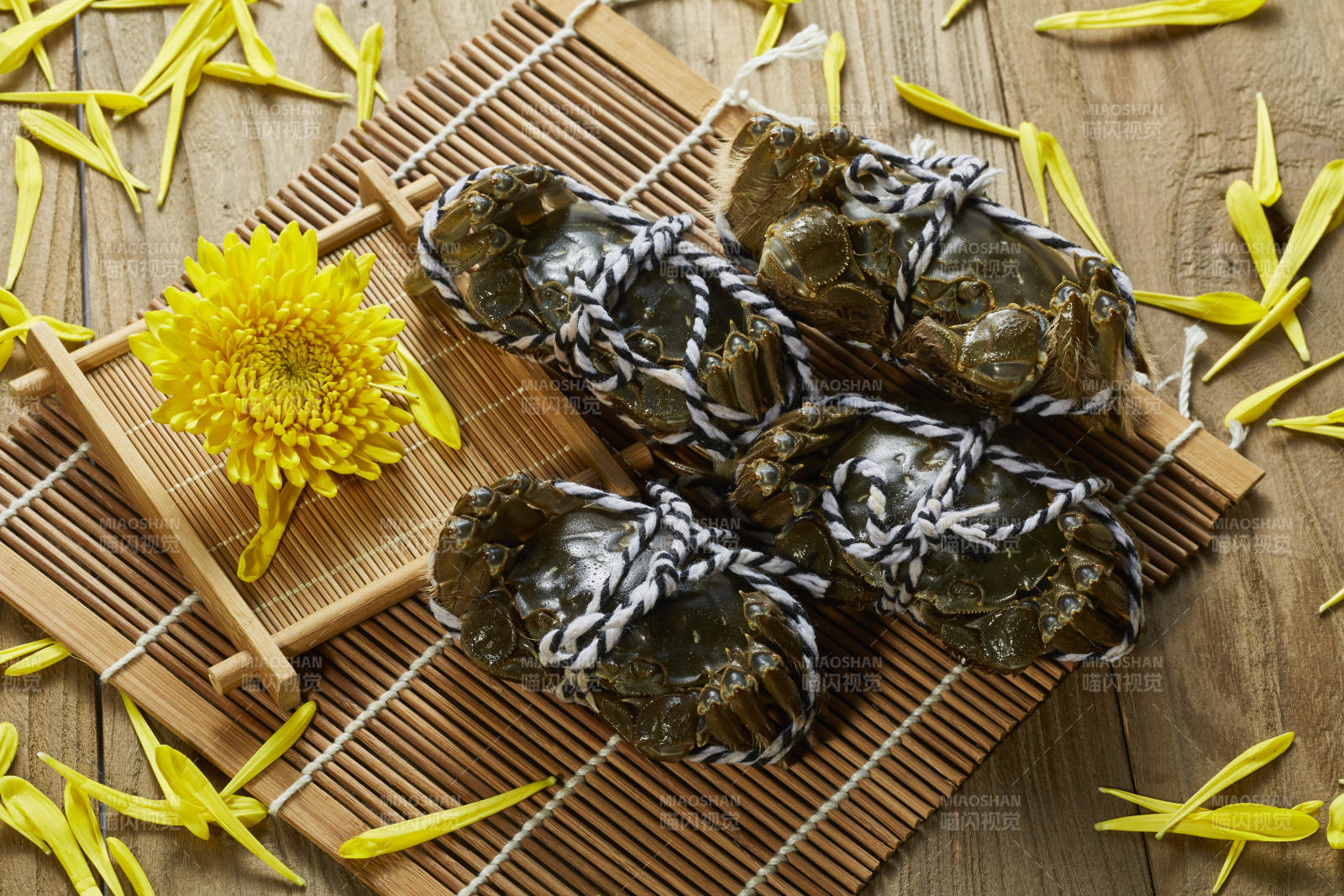 蒸螃蟹与菊花点缀图片