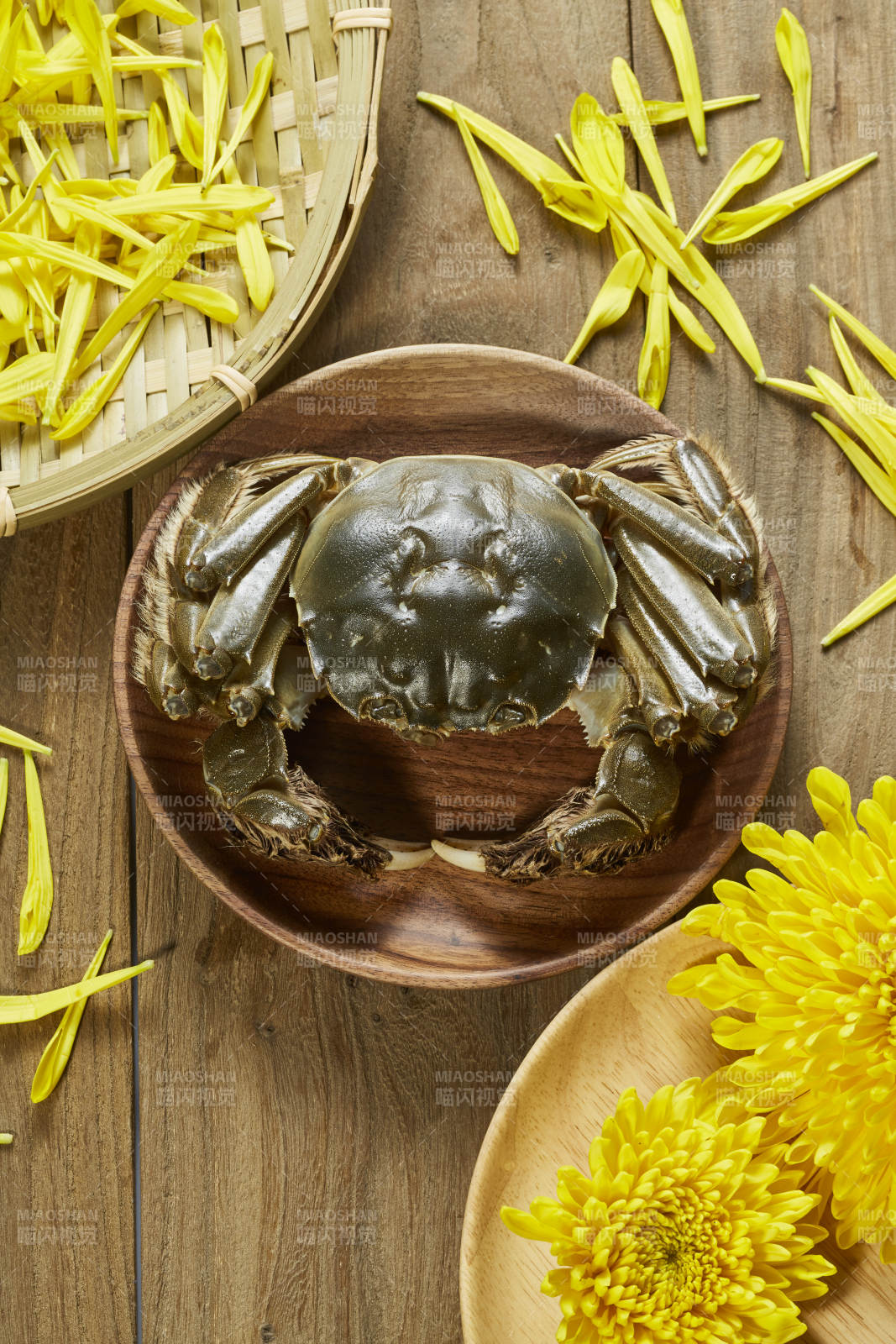 秋日蟹宴 菊花相伴图片