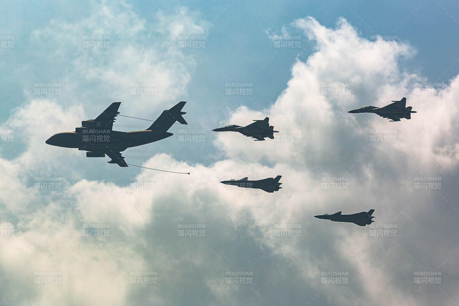 空中加油编队飞行图片
