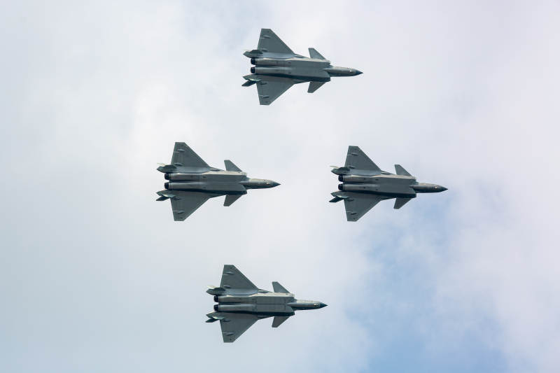 四架战斗机编队飞行图片