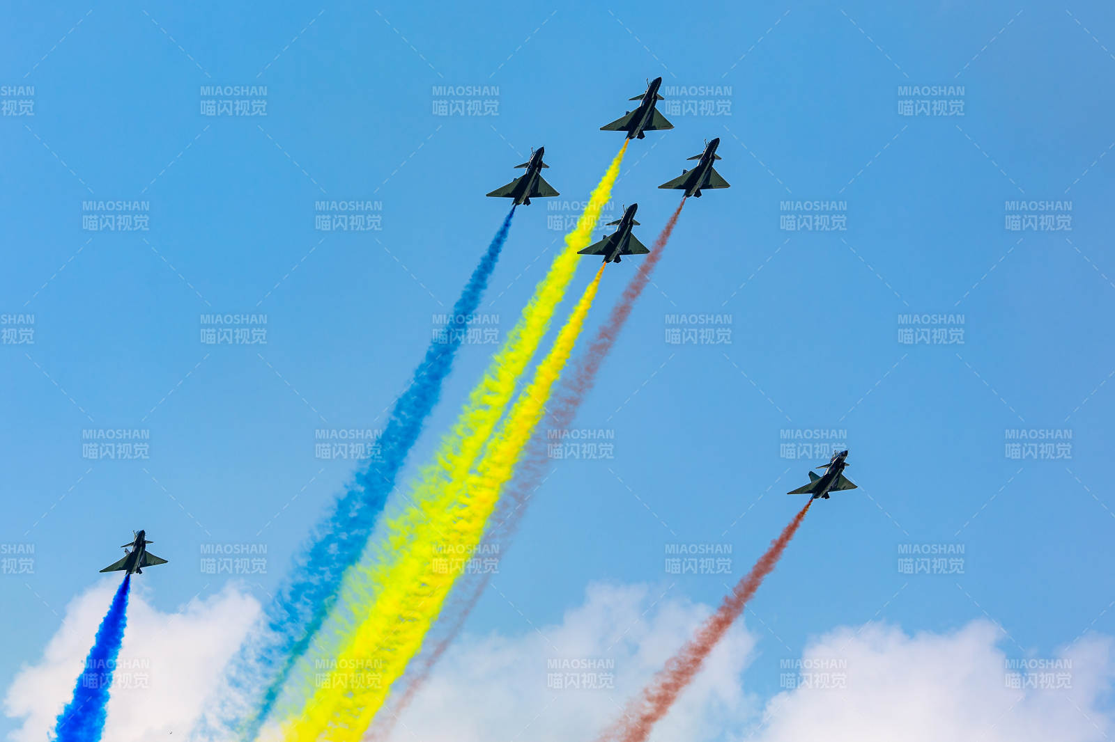 彩色烟雾飞行表演图片