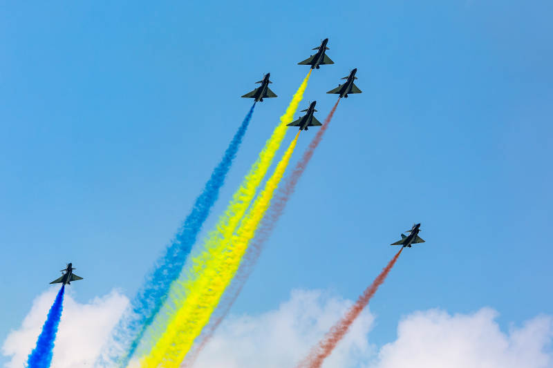 彩色烟雾飞行表演图片