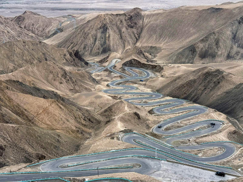 盘山公路蜿蜒曲折--新疆盘龙古道图片