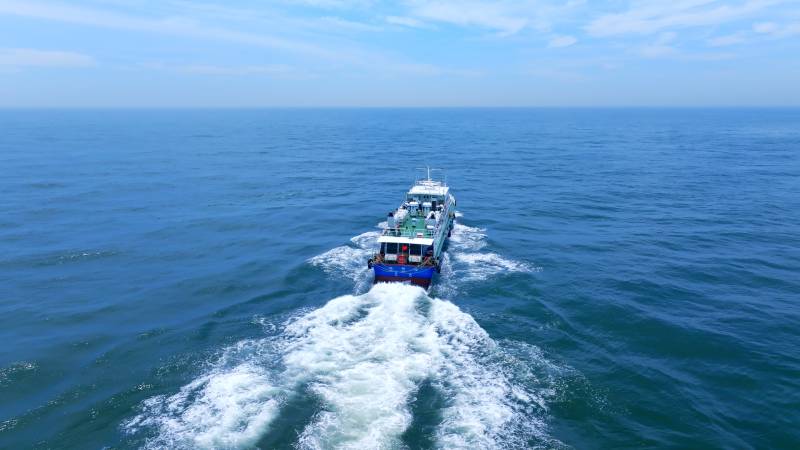 海上航行的船只图片