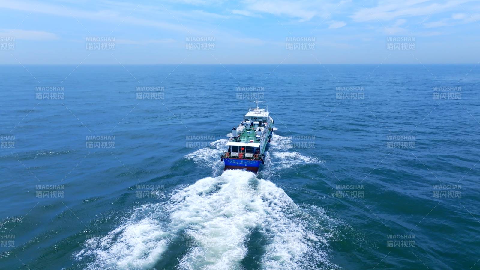 海上航行的船只图片