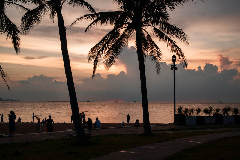 夕阳下的海滨剪影图片