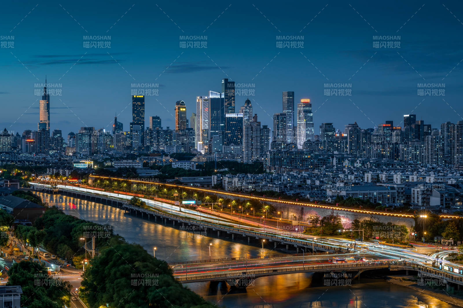 南京城市夜景与桥梁灯火图片