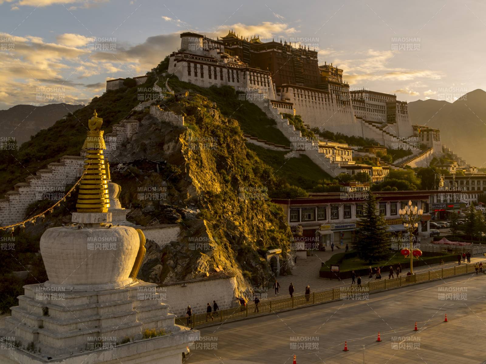 布达拉宫晨曦图片