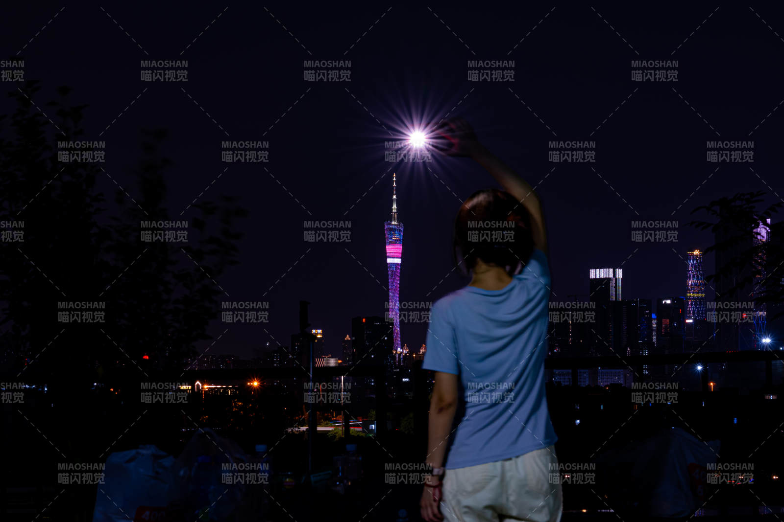 夜景下的塔尖与人影图片