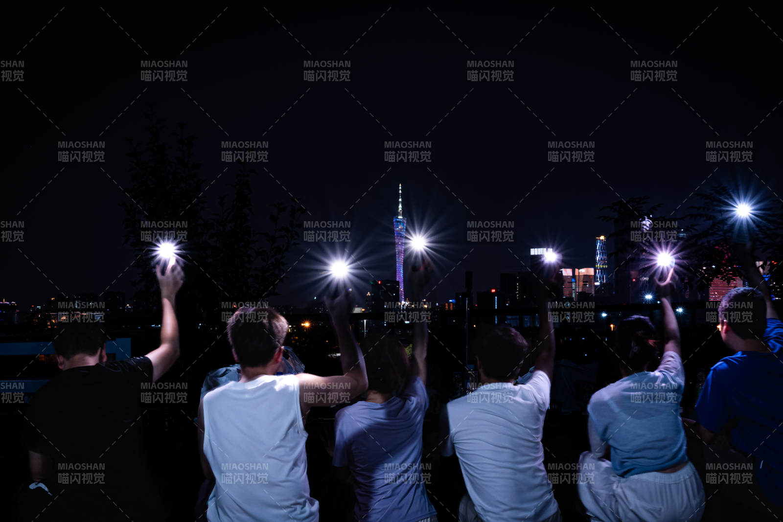 夜景下的闪光合影图片