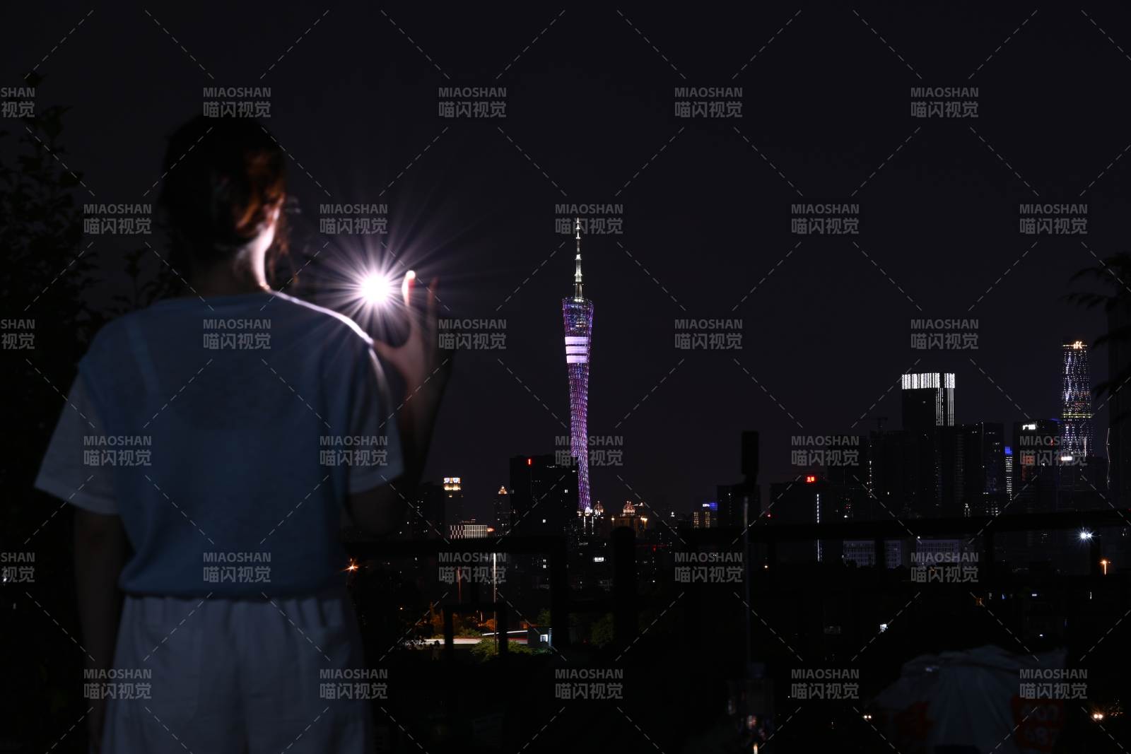 夜景下的光与影图片