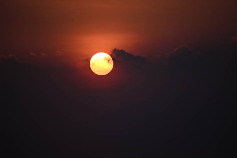 夕阳西下 云影相伴图片