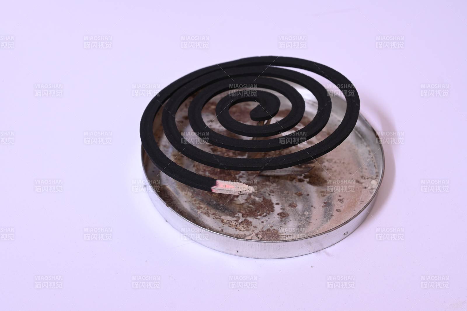 蚊香盘上的蚊香螺旋图片