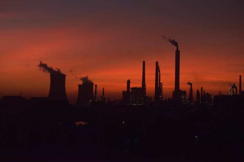 工业黄昏 烟囱与落日图片