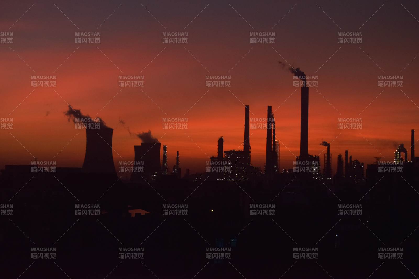 工业黄昏 烟囱与落日图片