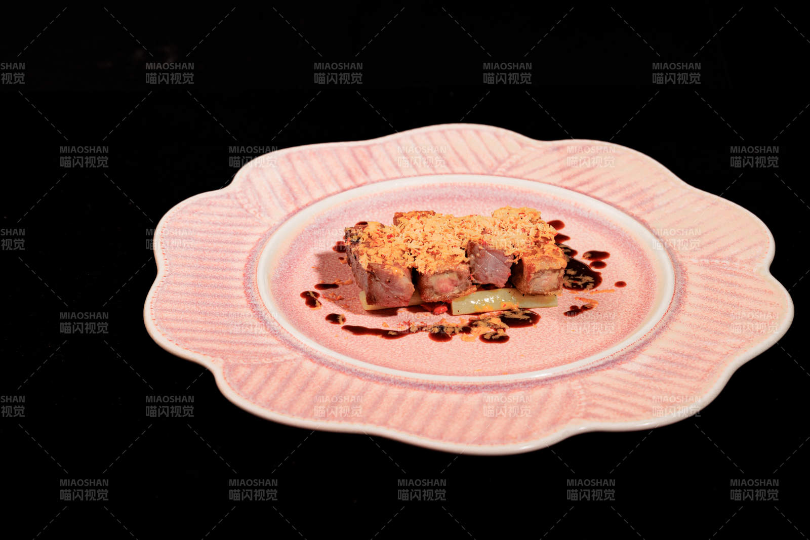 精致烤肉配酱盘图片