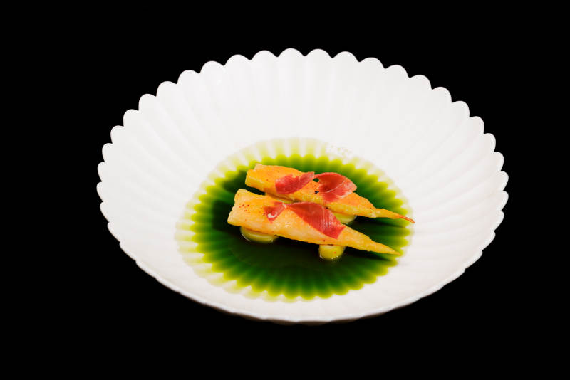 精致盘中美食 绿意点缀图片