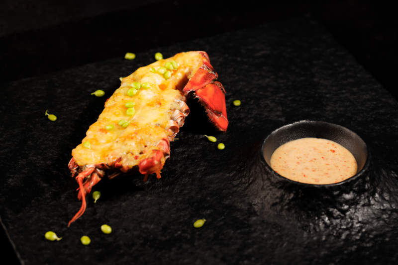 芝士焗龙虾配蘸酱图片