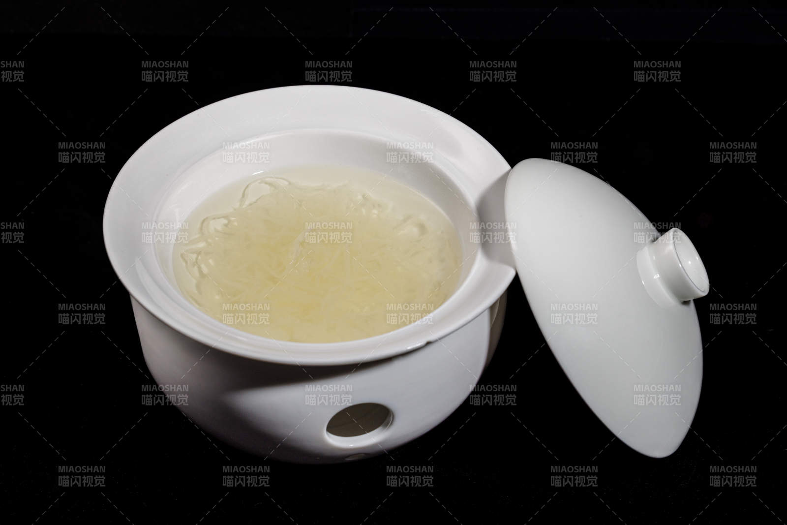 白瓷炖盅里的燕窝图片