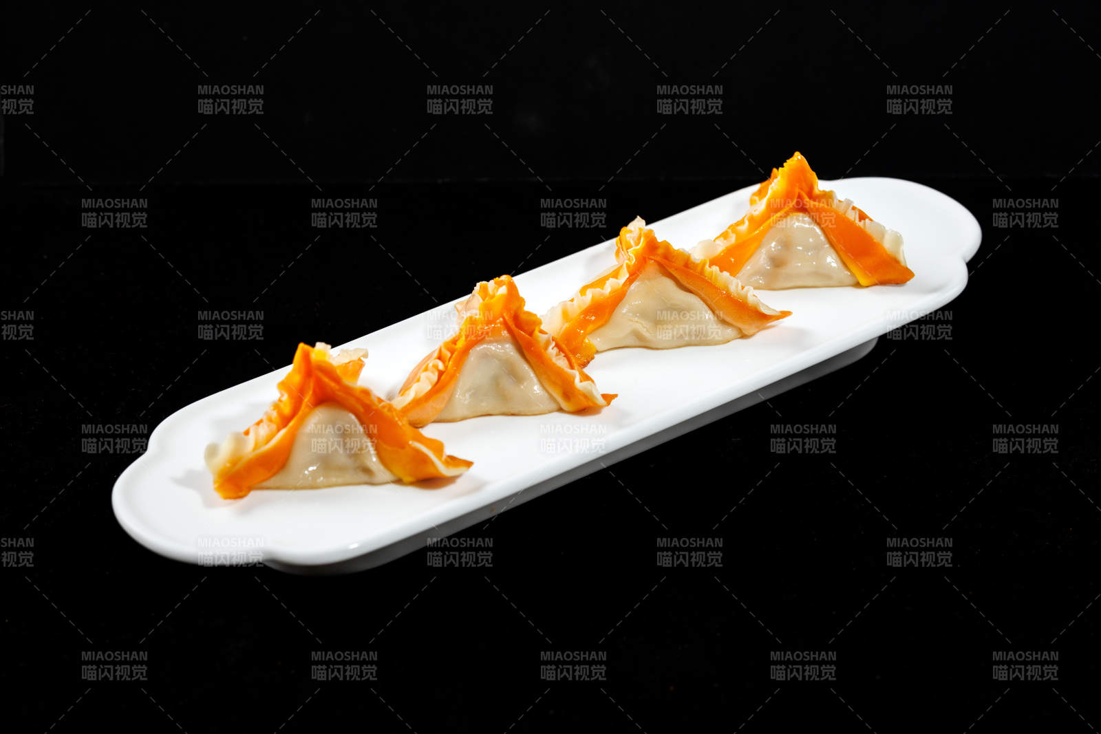 橙色点缀的饺子特写图片