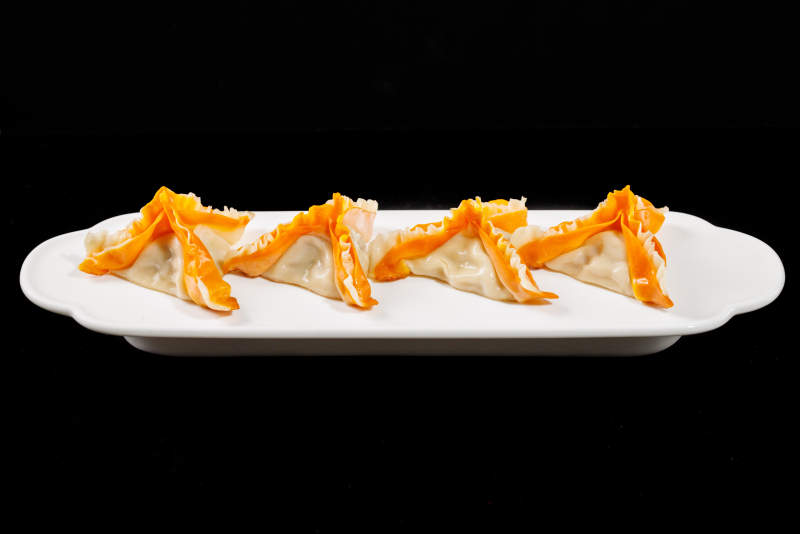 橙色点缀的饺子特写图片