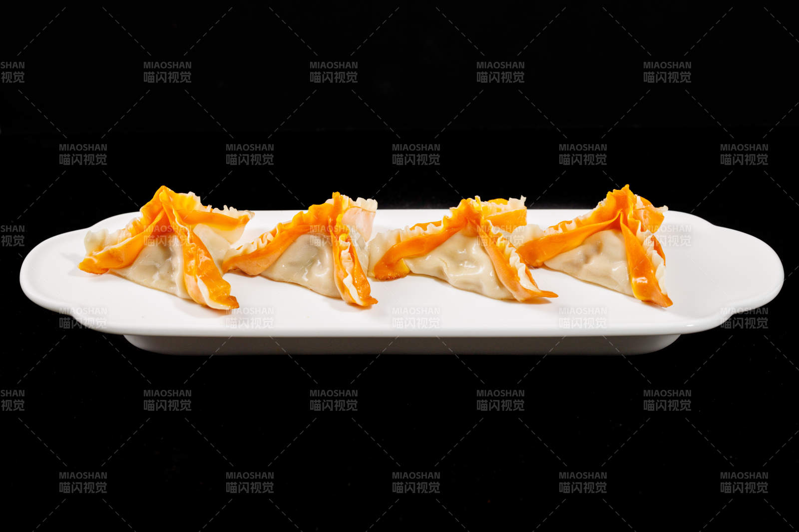 橙色点缀的饺子特写图片