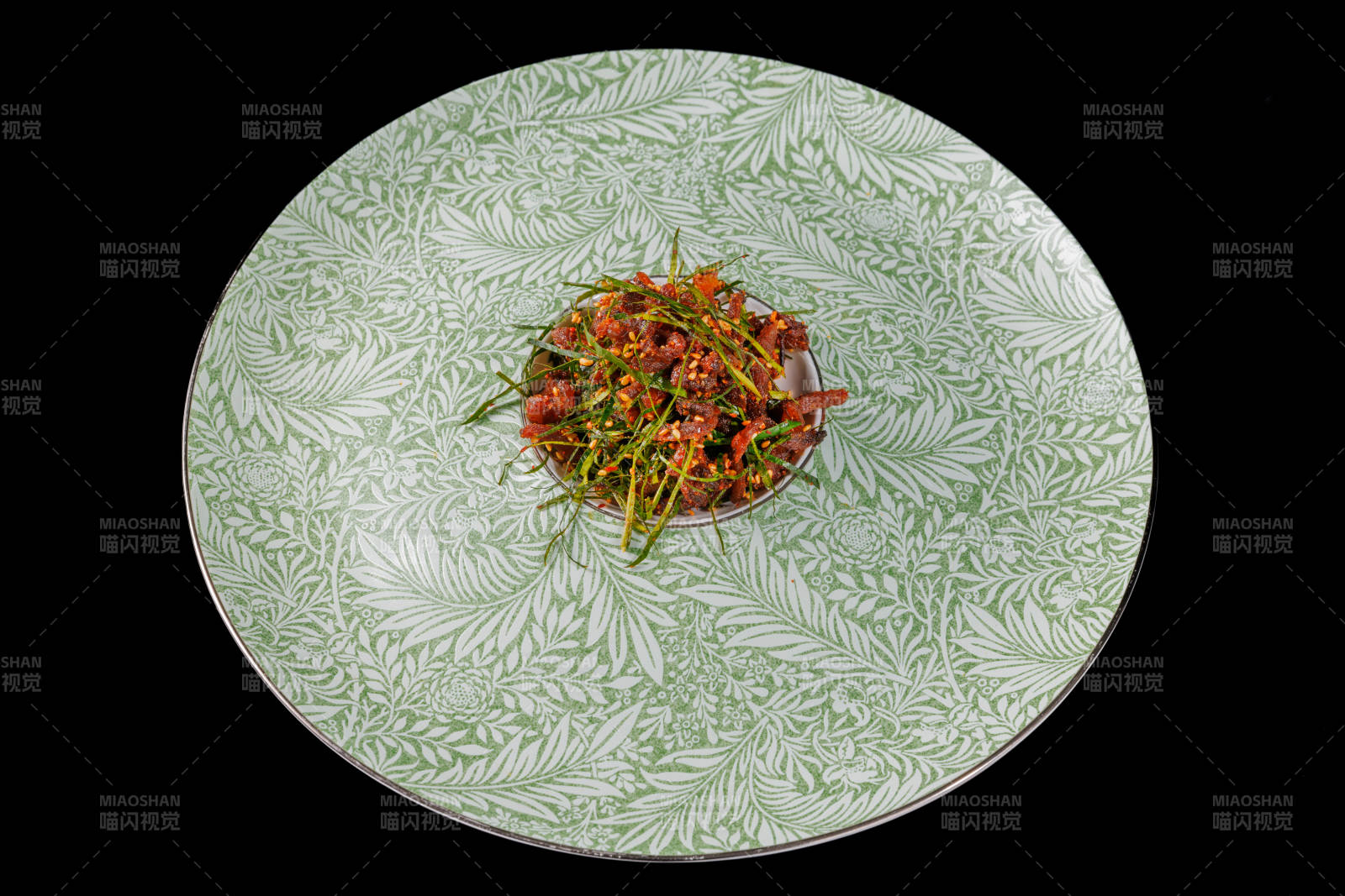 绿叶盘上的美味小菜图片