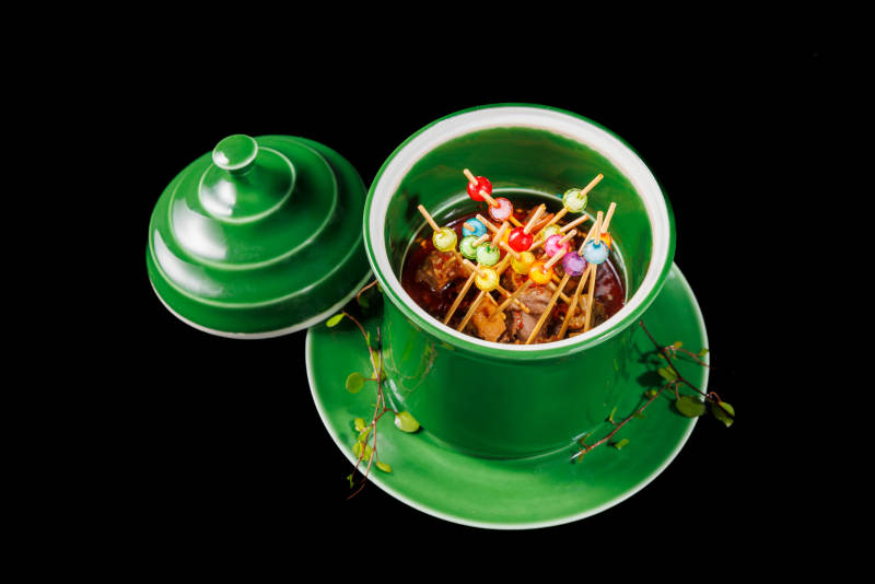 绿瓷碗中的美味佳肴图片